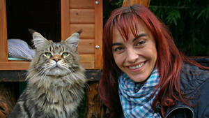 hundkatzemaus-Reporterin Diana Eichhorn und eine Maine Coon. (c) Foto: VOX - faszination-maine-coon