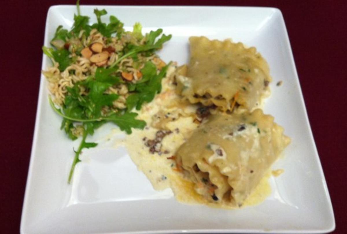 Rezept: Lachs- und Hackfleischrollen, Chinakohl-Salat mit Mie-Nudeln und Mandelblättchen